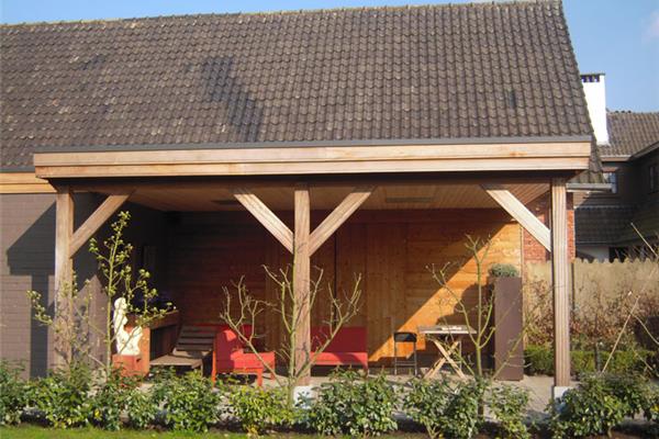 Veranda in hout met volledig gesloten plat dak